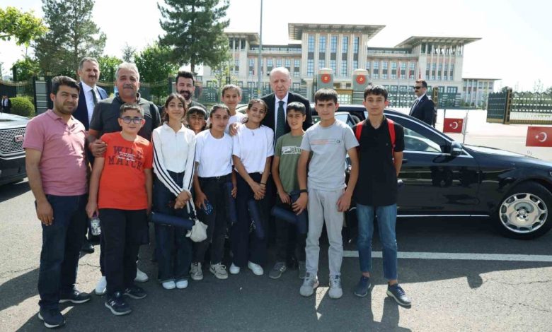 Cumhurbaşkanı Erdoğan, Adıyamanlı çocuklarla 15 Temmuz Şehitler Anıtı’nda buluştu 1 cumhurbaskani erdogan adiyamanli cocuklarla 15 temmuz sehitler anitinda bulustu eecdcbce5565 |
