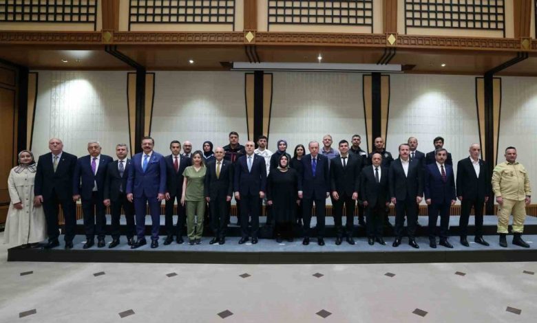 Cumhurbaşkanı Erdoğan işçilerle bir araya geldi 1 cumhurbaskani erdogan iscilerle bir araya geldi cc6e7975e069 |