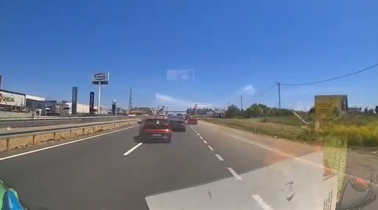 d 100 karayolunda makas atarak ilerledi trafigi tehlikeye dusurdu 833874b52208 |