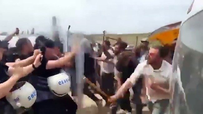 denetim yapilmasina izin vermeyen kurban saticilarindan polise saldiri 0138349c4547 |