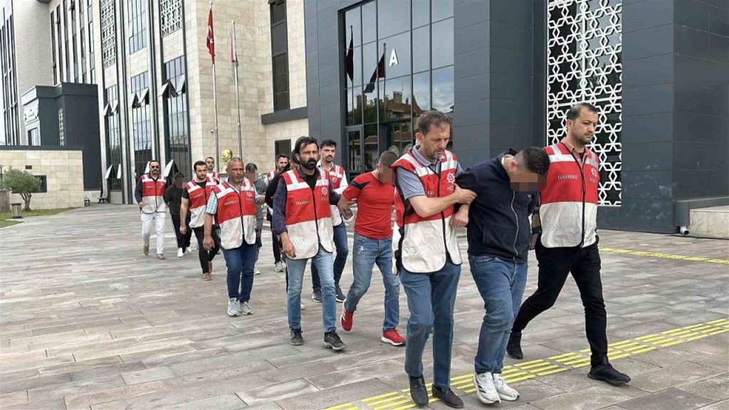 dur ihtarina uymayarak otomobil ile kacan ve polisin universite ogrencisine carpip agir yaralanmasina sebep olan 5 supheli adliyeye sevk edildi 3cb13e52c083 |