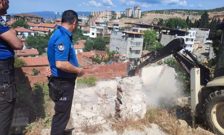 Edremit’te metruk binalar yıkılıyor 1 edremitte metruk binalar yikiliyor 6161eff46667 |