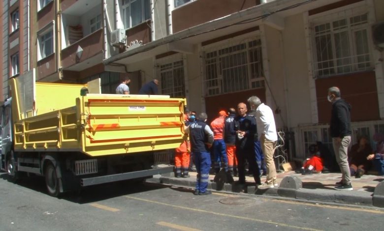 esenlerde zihinsel engelli kiziyla birlikte yasayan yasli kadinin evinden ile 4 ton cop cikti 0a7af3f42e83 |