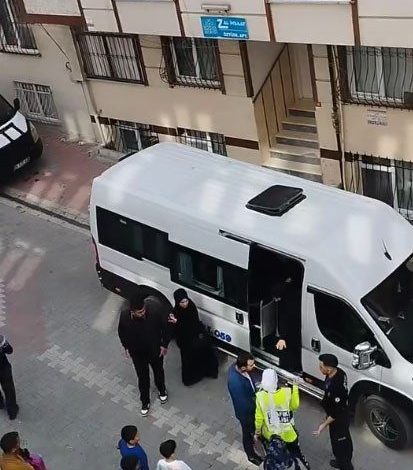Esenyurt’ta hatalı şekilde öğrenci indiren servis sürücüsü polisle tartıştı 1 esenyurtta hatali sekilde ogrenci indiren servis surucusu polisle tartisti 71aee9ded29b |