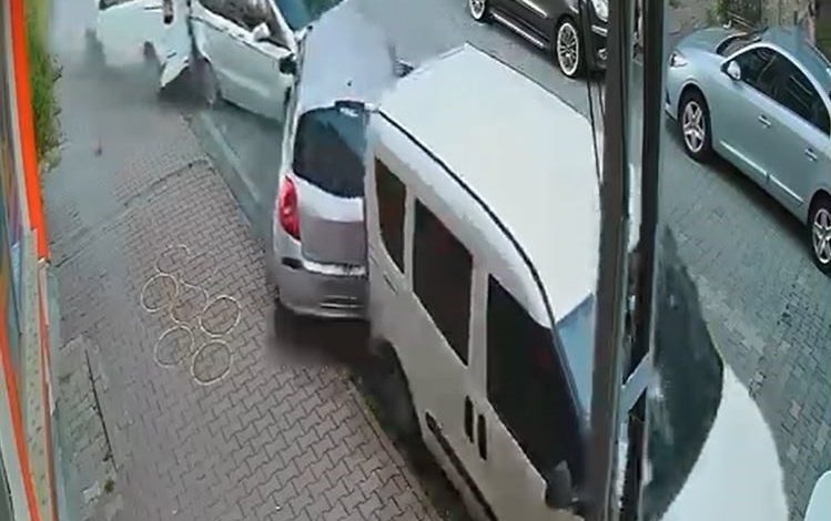 esenyurtta kontrolden cikan otomobil park halindeki araclara carpti 41ea1622230d |