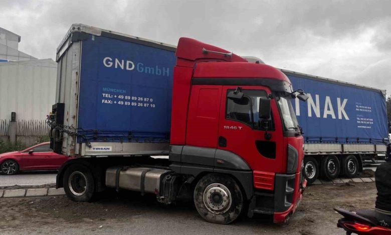 Esenyurt’ta kontrolden çıkan tır PTS direğine çarptı 1 esenyurtta kontrolden cikan tir pts diregine carpti 86942ee88c88 |