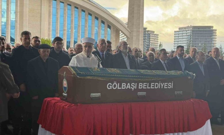 Eski MHP Milletvekili Mehmet Ekici son yolculuğuna uğurlandı 1 eski mhp milletvekili mehmet ekici son yolculuguna ugurlandi c58247af0565 |