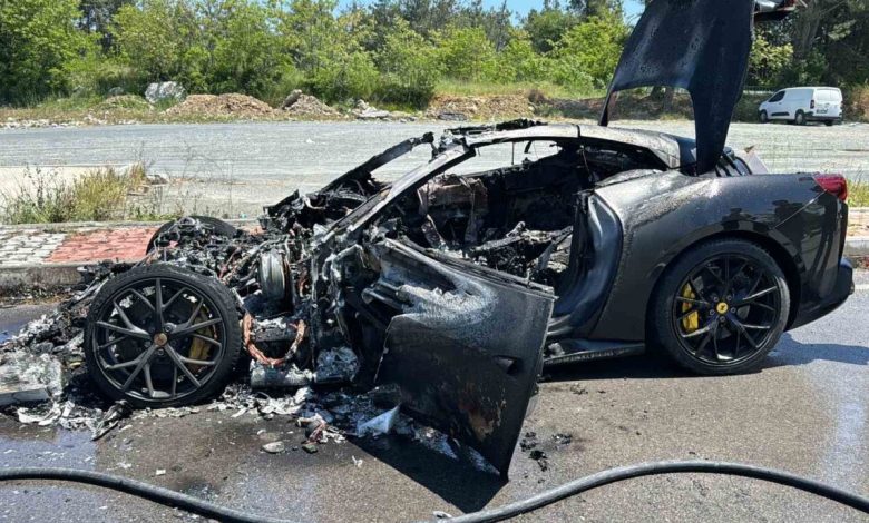 eyupsultanda 20 milyon lira degerindeki luks otomobil alev topuna dondu o anlar kamerada 7ee96cd86fa2 |