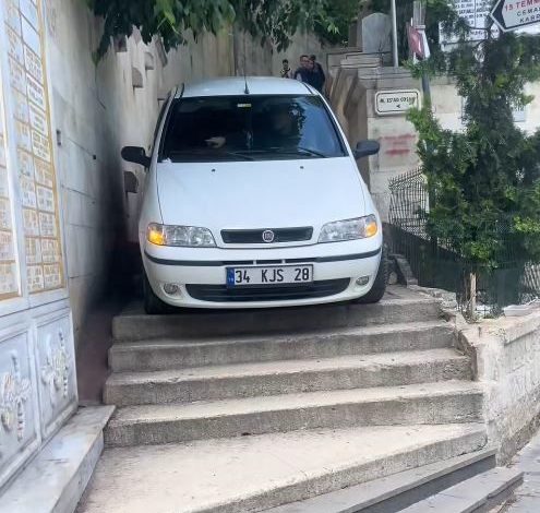 Eyüpsultan’da navigasyona aldanan sürücü merdivenlerde mahsur kaldı 1 eyupsultanda navigasyona aldanan surucu merdivenlerde mahsur kaldi 7d3351b6dde9 |