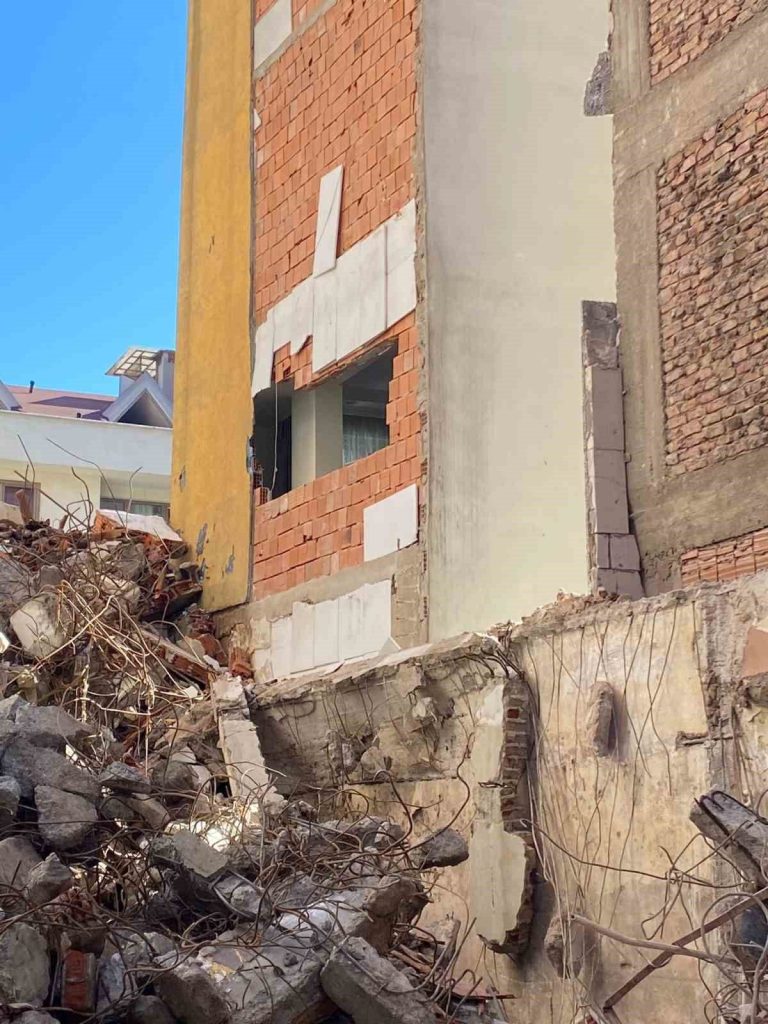 fatihte yikim yapilan binadan kopan moloz parcasi dairenin icerisine girdi 139444d6e313 |