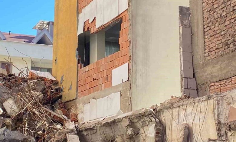 fatihte yikim yapilan binadan kopan moloz parcasi dairenin icerisine girdi 139444d6e313 |