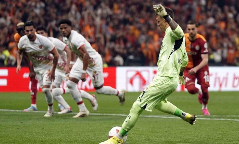 Fernando Muslera’dan penaltıdan gol 1 fernando musleradan penaltidan gol 3bab6a276c59 |