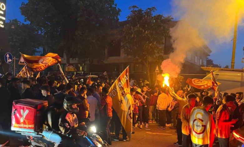 Galatasaray taraftarları Florya’da şampiyonluğu kutluyor 1 galatasaray taraftarlari floryada sampiyonlugu kutluyor c730812e2798 |