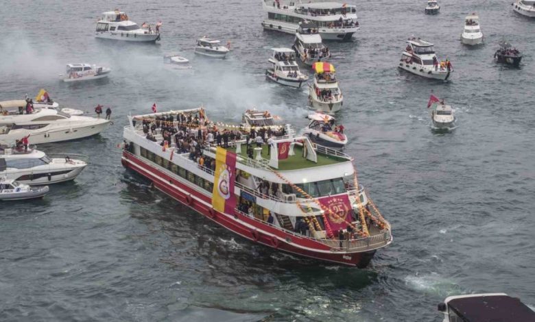 galatasarayda kutlamalar ustu acik otobus turuyla basladi 9764aa233000 |