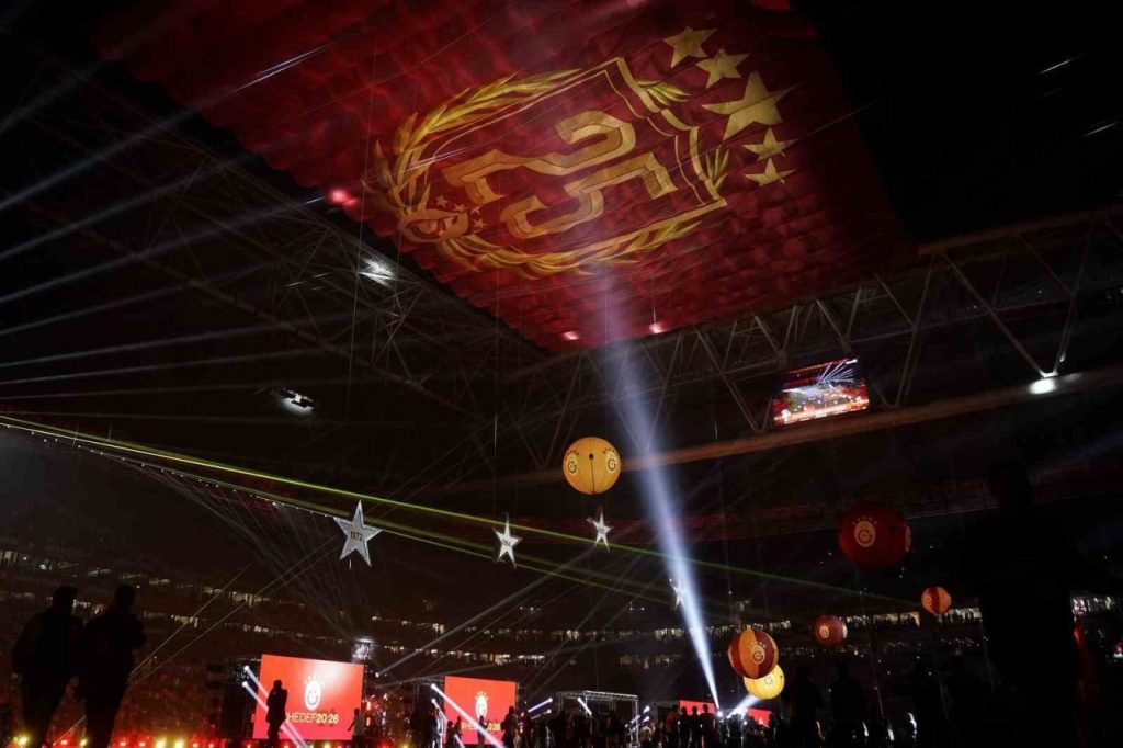 galatasarayli futbolcular sampiyonlugu marslar ve sarkilarla kutladi c2aace1b4315 |