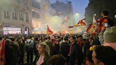 galatasarayli taraftarlar macin bitiminde taksime akin etti 236df5e51df0 |