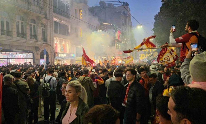 Galatasaraylı taraftarlar maçın bitiminde Taksim’e akın etti 1 galatasarayli taraftarlar macin bitiminde taksime akin etti 236df5e51df0 |