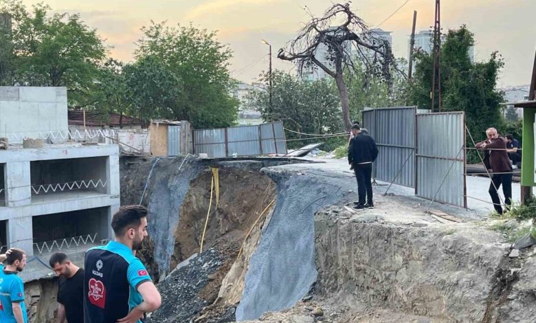 Gaziosmanpaşa’da inşaat çalışması sırasında yol çöktü 1 gaziosmanpasada insaat calismasi sirasinda yol coktu b3c65fdf949b |