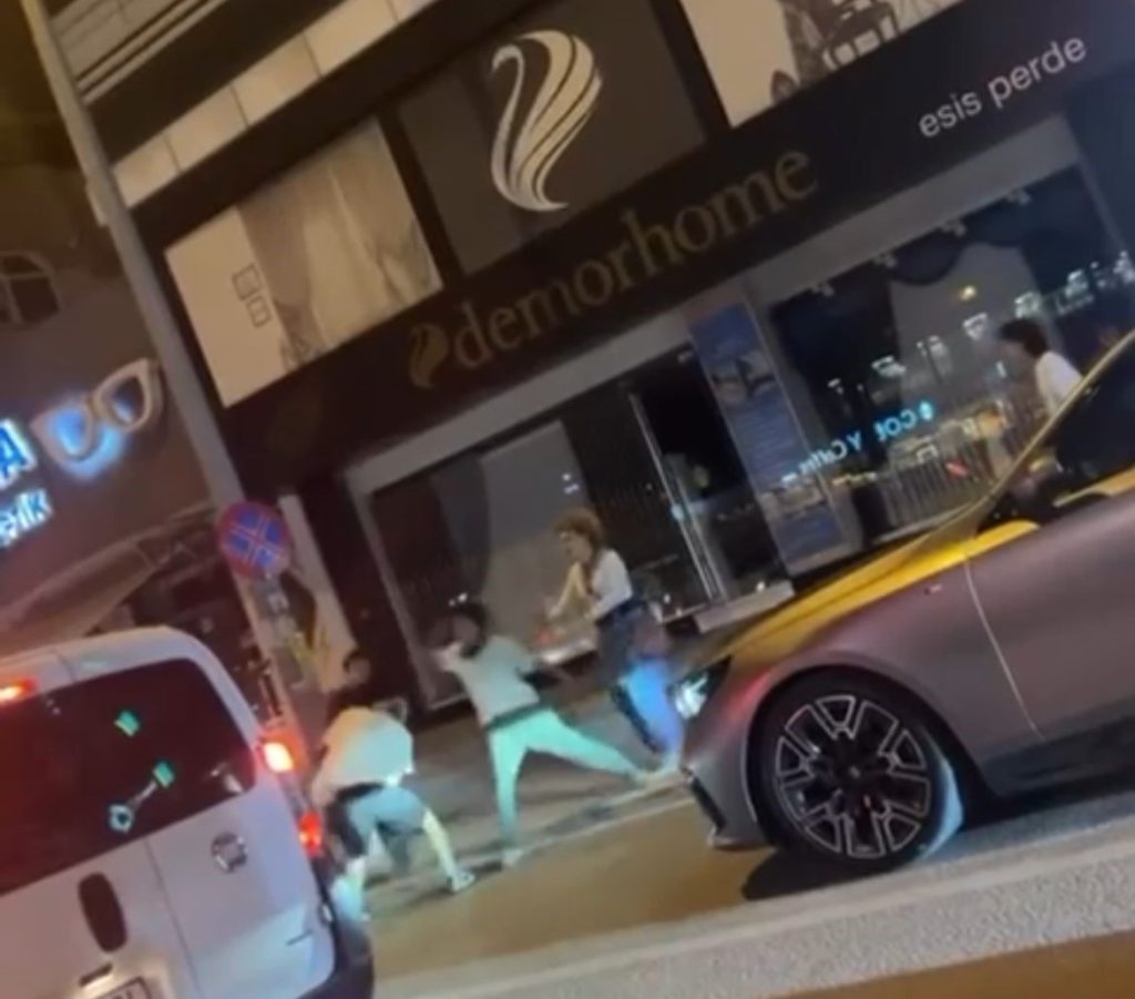 gencler caddeyi boks ringine cevirdi yumruklar havada ucustu 3c59770eb341 |