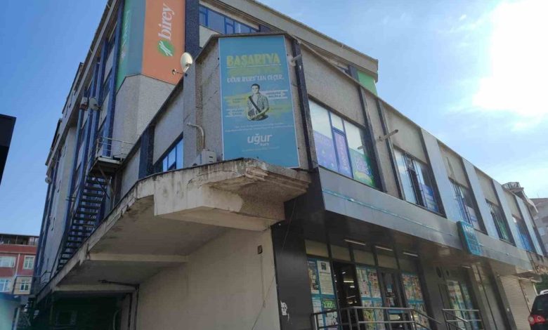 Güngören’de binada asılı reklam panosu düştü, panik yaşandı 1 gungorende binada asili reklam panosu dustu panik yasandi c657a38e881a |