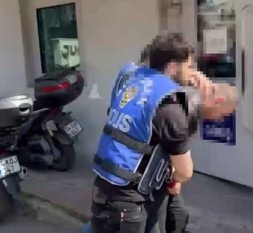 Güngören’de gazeteciye saldıran şüpheliler hakkında soruşturma başlatıldı 1 gungorende gazeteciye saldiran supheliler hakkinda sorusturma baslatildi d6a202187862 |