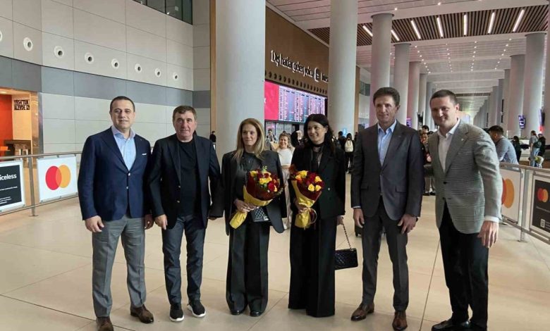 hagi ile popescu istanbul havalimaninda ciceklerle karsilandi d5df54c9297c |