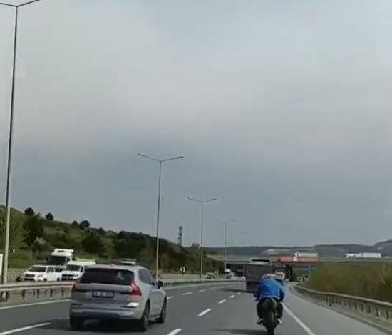 havalimani yolunda motosiklet surucusunun tehlikeli hareketleri 40c51cb3a530 |