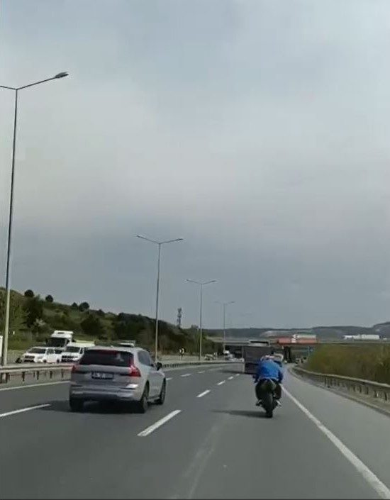 havalimani yolunda motosiklet surucusunun tehlikeli hareketleri 40c51cb3a530 |