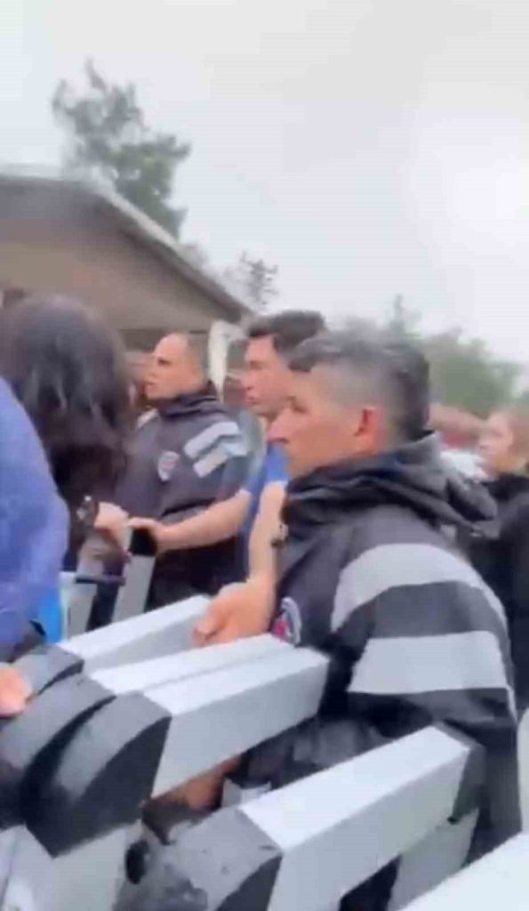 hayvan barinaginda gergin anlar 9408b3cb4694 |