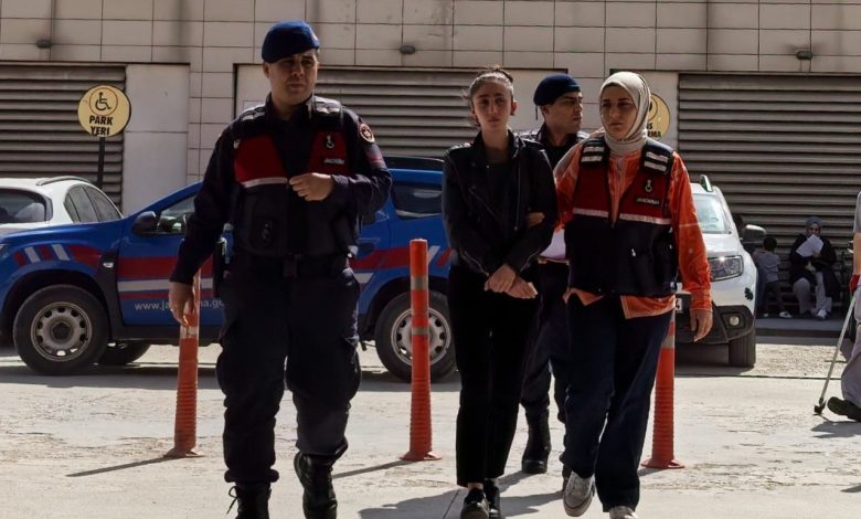 İnegöl’de 8 yıl kesinleşmiş cezası bulunan kadın yakalandı 1 inegolde 8 yil kesinlesmis cezasi bulunan kadin yakalandi 102d8d418474 |