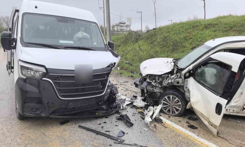 iscileri tasiyan servis minibusu ile hafif ticari arac carpisti 13 yarali 6edf5b48df8a |