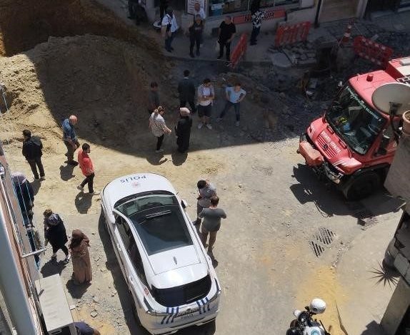 İstanbul Bayrampaşa kanalizasyon çalışmaları sırasında meydana gelen göçükte 1 işçi, toprak altında kaldı. Göçükte kalan işçiyi kurtarma çalışmaları sürüyor. 1 istanbul bayrampasa kanalizasyon calismalari sirasinda meydana gelen gocukte 1 isci toprak altinda kaldi gocukte kalan isciyi kurtarma calismalari suruyor 1d500aa20859 |