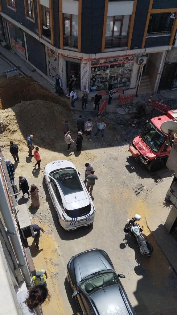 istanbul bayrampasa kanalizasyon calismalari sirasinda meydana gelen gocukte 1 isci toprak altinda kaldi gocukte kalan isciyi kurtarma calismalari suruyor 1d500aa20859 |