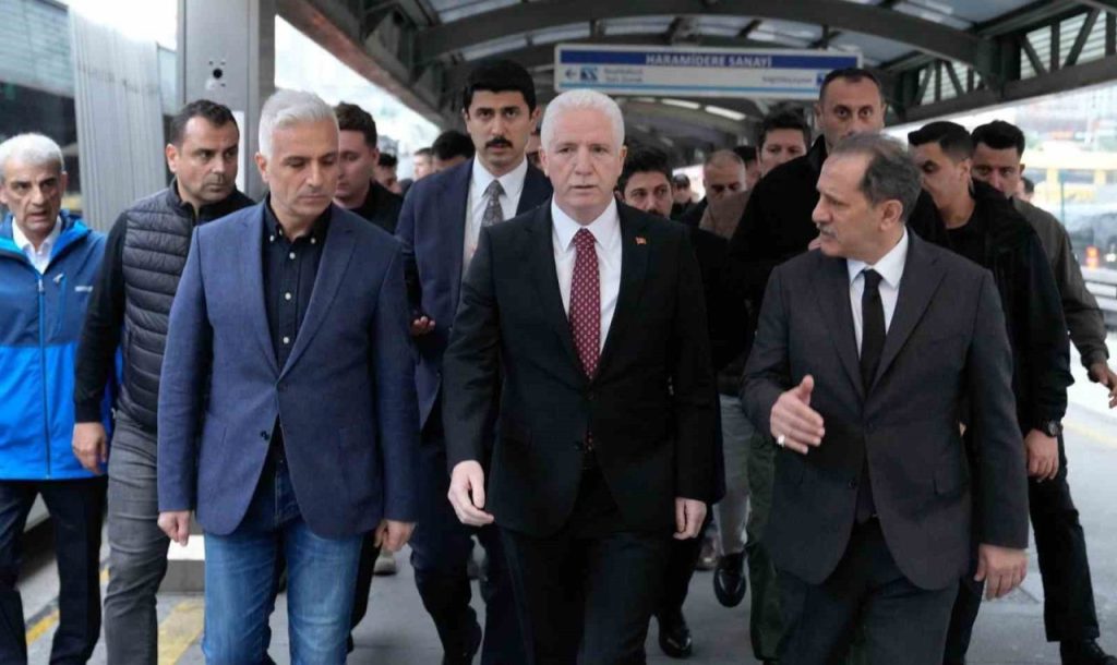 istanbul valisi gul metrobus kazasinda yaralanan vatandaslari ziyaret etti 563e9a6d8d31 |