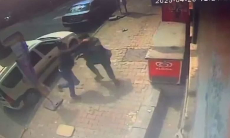 istanbulda silahli kavga kamerada yoldan gecen genc hayatini kaybetti 2 supheli tutuklandi b5000a504b18 |