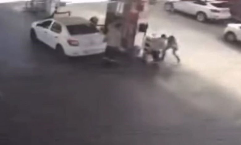 isten cikartilma sebebi olarak gordugu mesai arkadasini bicakladi o anlar kamerada 8ccc0b56f66f |