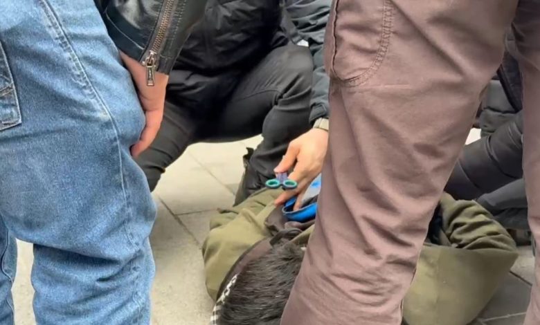 izinsiz yurumek isteyen gruba polis mudahalesi gostericinin cantasindan makas cikti burun killarimi aliyorum 2c347198741e |