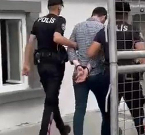 İzmir’de 11 yılla aranan firari hükümlü yakalandı 1 izmirde 11 yilla aranan firari hukumlu yakalandi 07b6f9122503 |