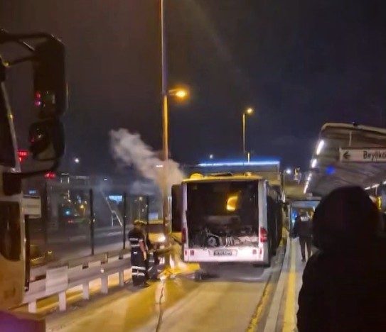 kagithanede metrobusun motor bolumu yandi seferler kisa sure durduruldu 518b66e54d3a |
