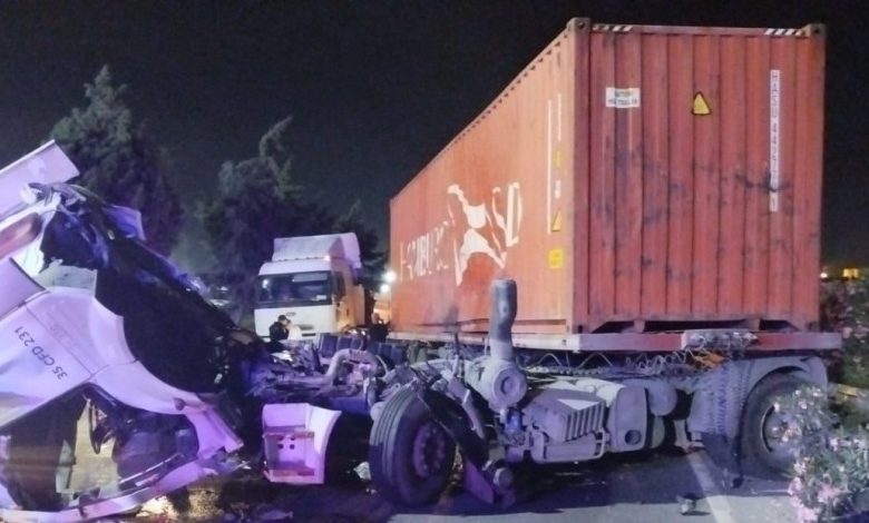 Konteyner yüklü tır bariyerlere çarptı: 2 yaralı 1 konteyner yuklu tir bariyerlere carpti 2 yarali 37d299924ec6 |