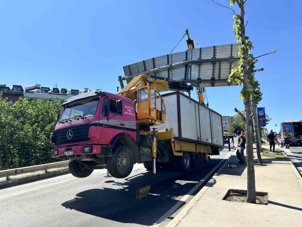 konteyner yuklu vinc yonlendirme levhasina takildi kamyon adeta saha kalkti c0bc8270fa18 |