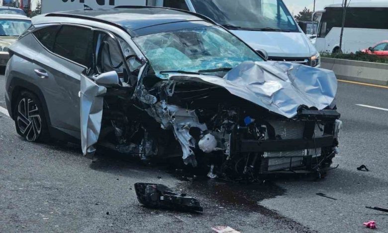 Kontrolden çıkan otomobil otobüs durağına daldı: 2 ağır yaralı 1 kontrolden cikan otomobil otobus duragina daldi 2 agir yarali b75c9334d618 |