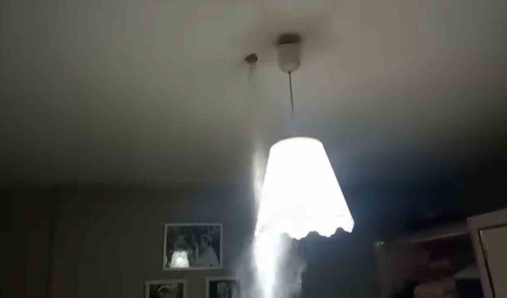 korku eviabisini evden cikarmak icin tavani boyle deldi 96c5152d9c4a |