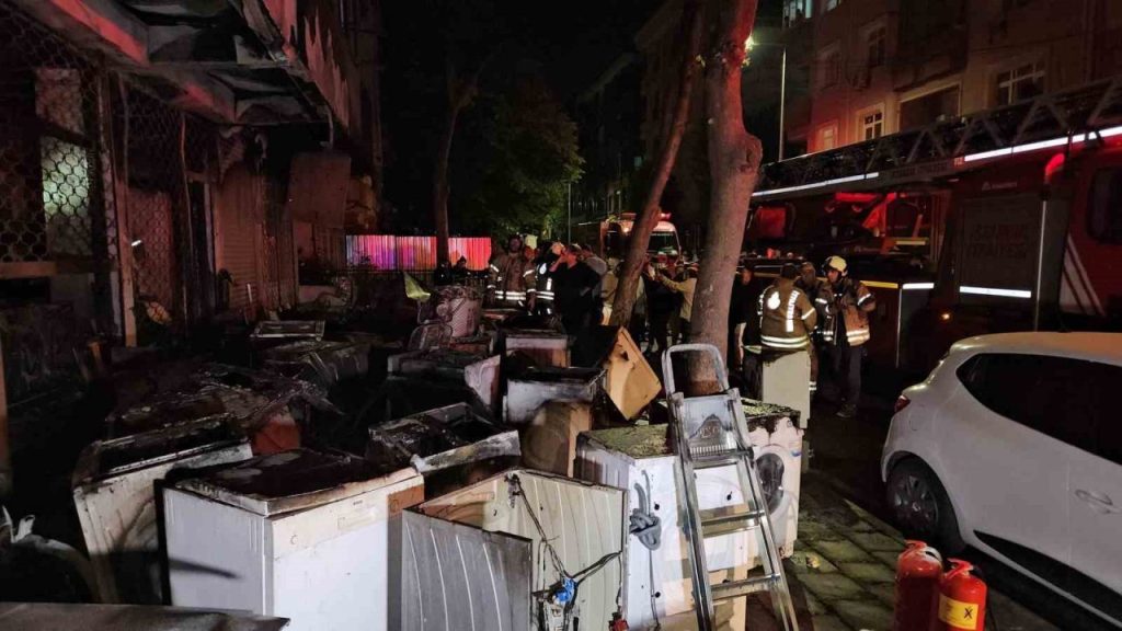 kucukcekmecede beyaz esya deposunda cikan yangin 3 katli binayi kul etti 5f79d6e6e218 |