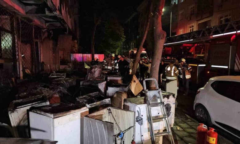 Küçükçekmece’de beyaz eşya deposunda çıkan yangın 3 katlı binayı kül etti 1 kucukcekmecede beyaz esya deposunda cikan yangin 3 katli binayi kul etti 5f79d6e6e218 |
