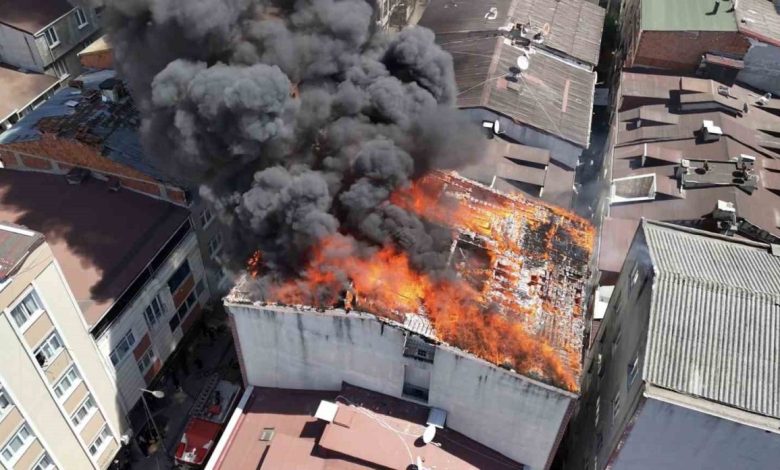 kucukcekmecede binanin catisi alev alev yandi 71acec5a2f0b |