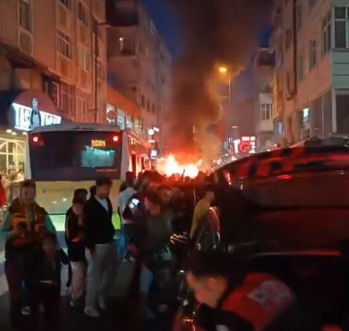 kucukcekmecede havai fisekli kutlamada yangin cikti arac kule dondu 46afb7b45692 |