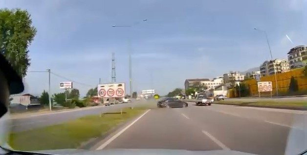 Lastiği patlayan otomobil karşı şeride uçtu 1 lastigi patlayan otomobil karsi seride uctu fc63a2a5b69f |