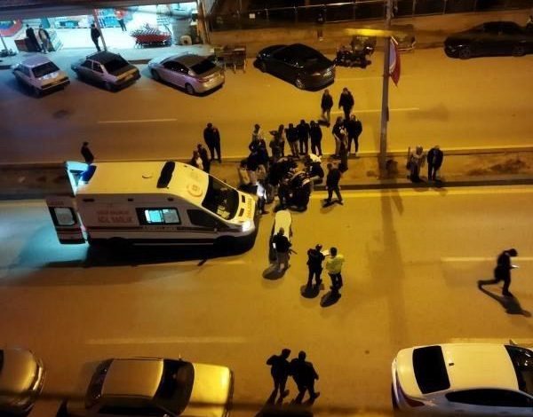 motosiklet yolun karsisina gecen yayaya carpti 2 yarali af142abc634d |