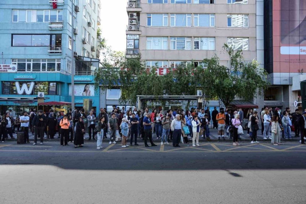 ozel halk otobuslerinin kontak kapatmasinin ardindan duraklarda olusan yogunluk havadan goruntulendi 4799efdde8b6 |